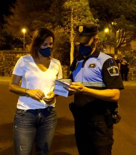 Evelyn Alonso comparte con los agentes un servicio nocturno de la Polícia Local de Santa Cruz de Tenerife · foto 2