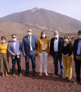 La ministra Reyes Maroto anuncia a los municipios turísticos canarios un plan específico para las islas · foto 2