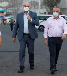 El presidente de Canarias asiste al operativo iniciado en el Puerto de Arguineguín para realojar a los más de 400 migrantes que estaban siendo atendidos en las carpas de Cruz Roja · foto 2