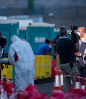 El presidente de Canarias asiste al operativo iniciado en el Puerto de Arguineguín para realojar a los más de 400 migrantes que estaban siendo atendidos en las carpas de Cruz Roja · foto 1