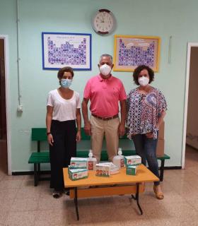 El Ayuntamiento de La Aldea de San Nicolás entrega a los centros educativos mascarillas, dispensadores de gel hidroalcohólico y termómetros de precisión · foto 1