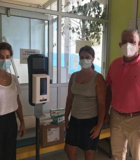 El Ayuntamiento de La Aldea de San Nicolás entrega a los centros educativos mascarillas, dispensadores de gel hidroalcohólico y termómetros de precisión · foto 2