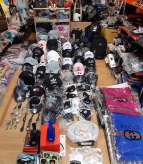 La Policía Local de Santa Cruz de Tenerife interviene más de un millar de productos falsificados en una semana · foto 2