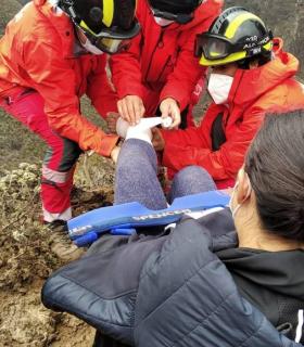 Bomberos de Tenerife rescatan a una senderita en Canales de Bejía · foto 1