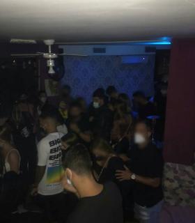Santa Cruz de Tenerife: detectada la actividad ilegal de un local que reunía a unas 40 personas a puerta cerrada · foto 1