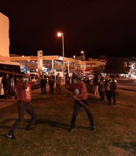 Telde ilumina desde hoy la escultura que rinde homenaje al Juego del Garrote Canario · foto 4