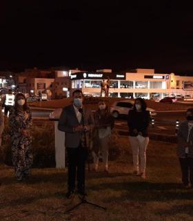 Telde ilumina desde hoy la escultura que rinde homenaje al Juego del Garrote Canario · foto 2