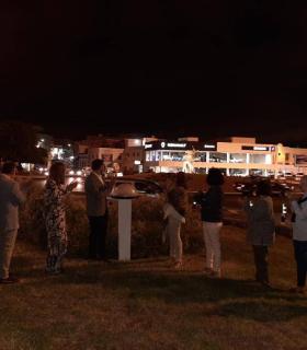 Telde ilumina desde hoy la escultura que rinde homenaje al Juego del Garrote Canario · foto 6