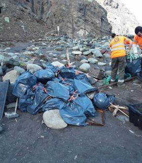 El Cabildo de Tenerife y la Fundación Santa Cruz Sostenible limpian la playa de Tamadite · foto 1