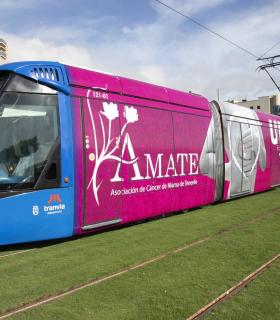 El tranvía de Tenerife se suma a la campaña para concienciar sobre la prevención del cáncer de mama · foto 1