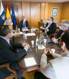 Sebastián Franquis traslada a la confederación de empresarios de Tenerife el compromiso del Gobierno de iniciar las obras más importantes de la isla en la actual legislatura · foto 1