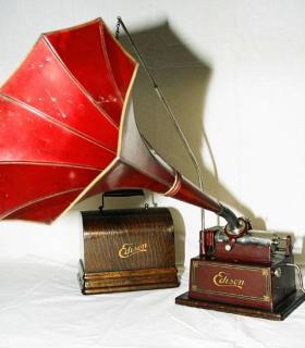 El Museo de Bellas Artes expone una colección de reproductores de sonido de los siglos XIX y principios del XX · foto 2