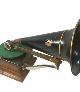 El Museo de Bellas Artes expone una colección de reproductores de sonido de los siglos XIX y principios del XX · foto 3