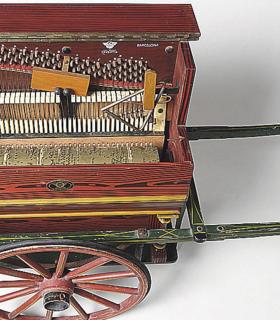 El Museo de Bellas Artes expone una colección de reproductores de sonido de los siglos XIX y principios del XX · foto 1
