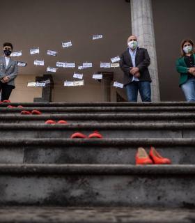 "Zapatos rojos" por cada víctima de violencia machista para conmemorar el 25N · foto 2