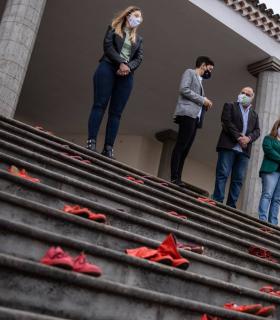 "Zapatos rojos" por cada víctima de violencia machista para conmemorar el 25N · foto 3