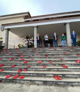 "Zapatos rojos" por cada víctima de violencia machista para conmemorar el 25N · foto 1