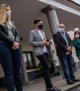 "Zapatos rojos" por cada víctima de violencia machista para conmemorar el 25N · foto 4