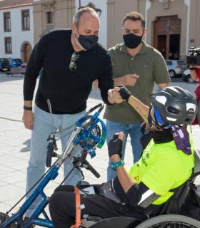 Enrique Arriaga recibe en la plaza de Candelaria a dos deportistas tinerfeños en su reto inclusivo · foto 2