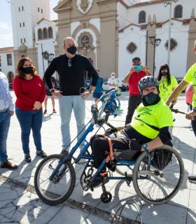 Enrique Arriaga recibe en la plaza de Candelaria a dos deportistas tinerfeños en su reto inclusivo · foto 3