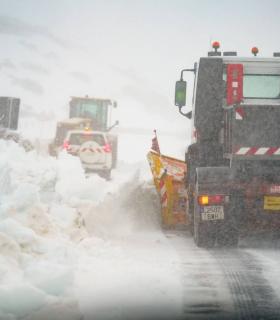 Operativo quitanieves puesto en marcha durante el día de hoy en las carreteras de acceso al Parque Nacional del Teide · foto 6