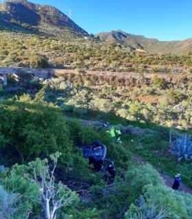 Bomberos de Tenerife rescata a un hombre tras precipitarse diez metros con su vehículo · foto 2