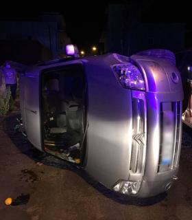 Bomberos de Tenerife rescata a un hombre tras precipitarse diez metros con su vehículo · foto 1