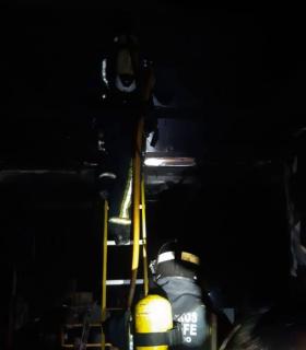 Bomberos de Tenerife sofoca de madrugada un incendio en una vivienda en Santa Cruz de Tenerife · foto 2