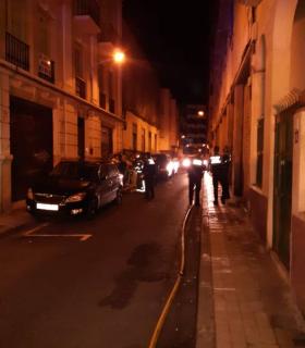 Bomberos de Tenerife sofoca de madrugada un incendio en una vivienda en Santa Cruz de Tenerife · foto 1