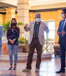 El alcalde de Adeje propondrá la medalla de oro del municipio para el hotel H10 Costa Adeje Palace y su personal · foto 2