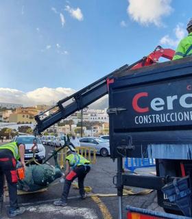 Retirada de dos de las esculturas de los guanches de la Plaza de la Patrona de Canarias · foto 3