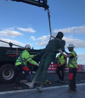 Retirada de dos de las esculturas de los guanches de la Plaza de la Patrona de Canarias · foto 4