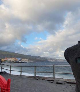 Retirada de dos de las esculturas de los guanches de la Plaza de la Patrona de Canarias · foto 6