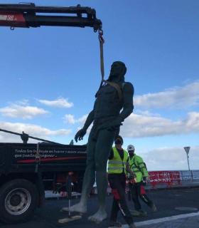 Retirada de dos de las esculturas de los guanches de la Plaza de la Patrona de Canarias · foto 1