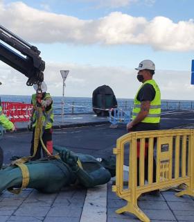 Retirada de dos de las esculturas de los guanches de la Plaza de la Patrona de Canarias · foto 2