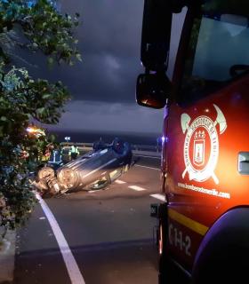 Bomberos de Tenerife extingue un fuego en un edificio del Barrio de Salamanca, en Santa Cruz de Tenerife · foto 3