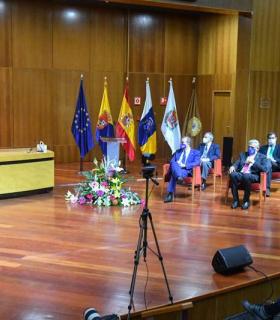En su toma de posesión, el Rector Lluís Serra apela a la unidad de la comunidad universitaria · foto 5