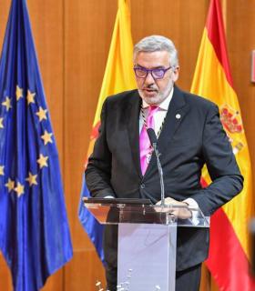 En su toma de posesión, el Rector Lluís Serra apela a la unidad de la comunidad universitaria · foto 4
