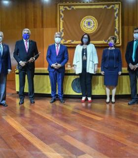En su toma de posesión, el Rector Lluís Serra apela a la unidad de la comunidad universitaria · foto 9