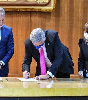 En su toma de posesión, el Rector Lluís Serra apela a la unidad de la comunidad universitaria · foto 1