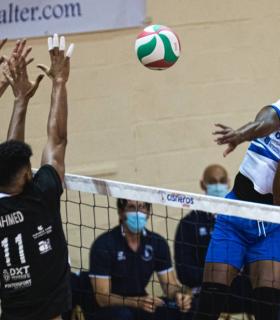 El Cisneros Alter puntúa ante el líder Arona y solo cede en el tie break final · foto 1