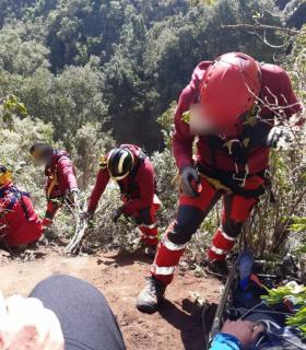 Bomberos de Tenerife rescata a un hombre herido en el Monte del Agua de Los Silos · foto 1