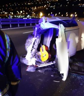 Vuelco total de un coche en la TF-1 con tres ocupantes a bordo · foto 2