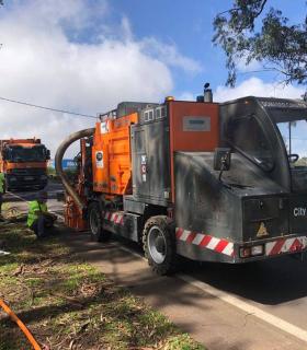 El Cabildo realiza obras para llevar la fibra óptica a puntos de interés público en toda la isla · foto 1