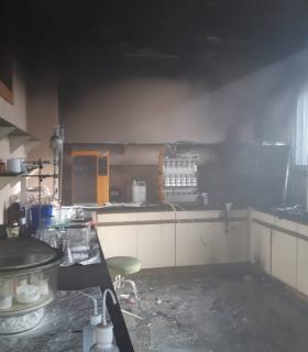 Bomberos de Tenerife extingue un incendio en un laboratorio de la Facultad de Farmacia de la ULL · foto 3