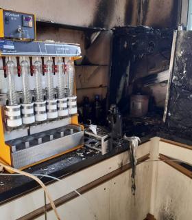Bomberos de Tenerife extingue un incendio en un laboratorio de la Facultad de Farmacia de la ULL · foto 2