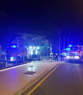 Bomberos de Tenerife sofoca un incendio en el sótano de un hotel en Adeje · foto 3