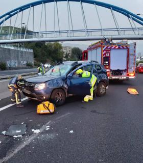 Bomberos de Tenerife libera a una mujer tras un accidente con su vehículo ­­en la TF-5 · foto 2