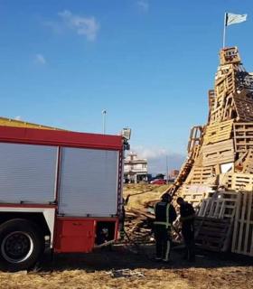 Bomberos de Tenerife interviene en 18 incidentes en hogueras durante la Noche de San Juan · foto 1