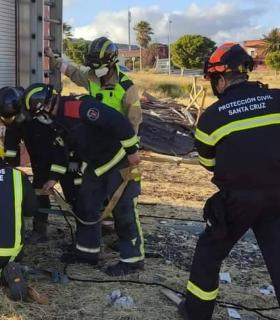 Bomberos de Tenerife interviene en 18 incidentes en hogueras durante la Noche de San Juan · foto 2